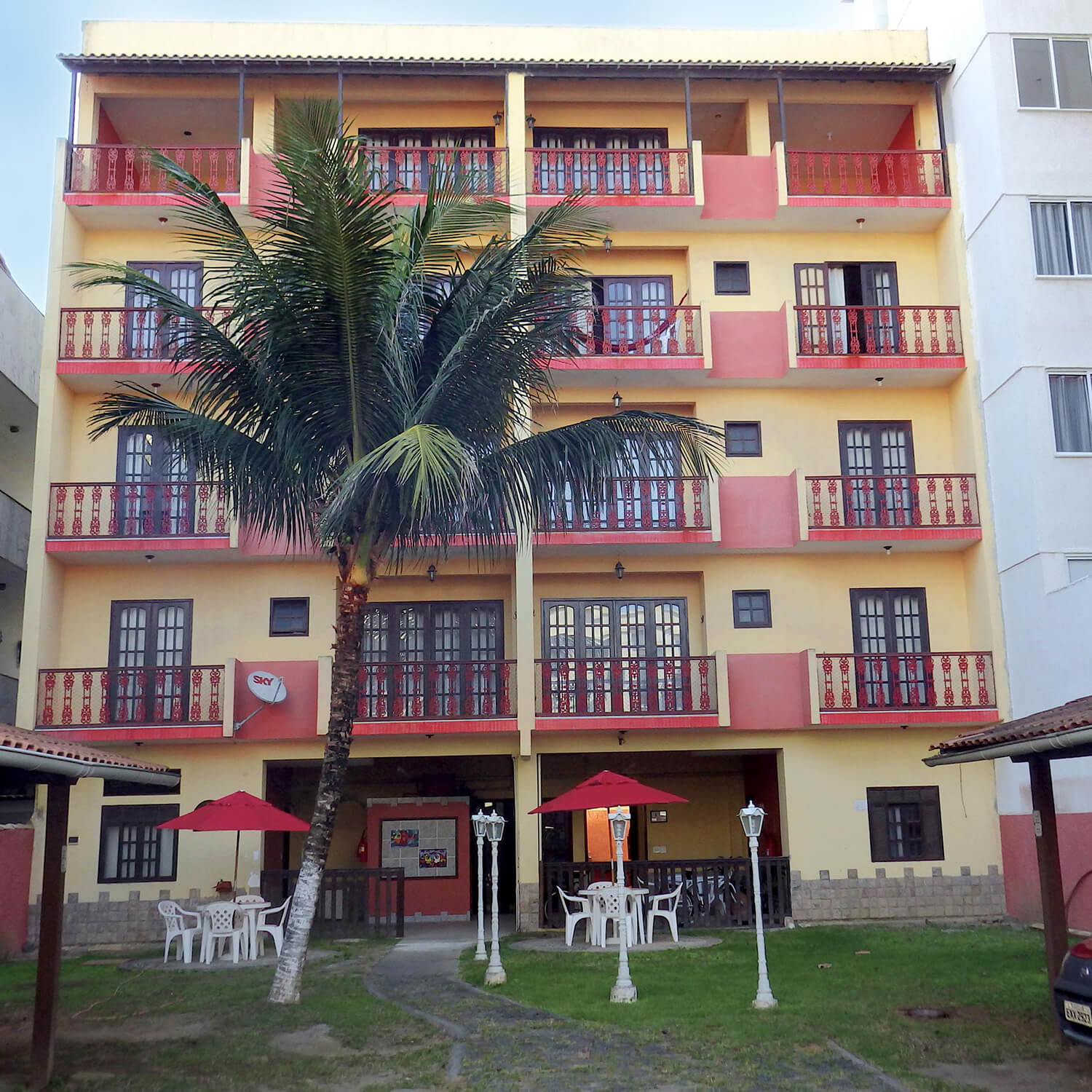 Frente do San Diego Residencial, prédio amarelo na Prainha em Arraial do Cabo - RJ